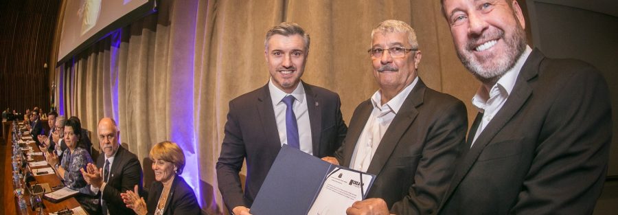 Na foto, em pé, da esquerda para a direita: presidente do Crea-SP, Eng. Vinicius Marchese; chefe de gabinete da SDUH, Coronel Roberto Antônio Diniz; e presidente do Confea, Eng. Joel Krüger
